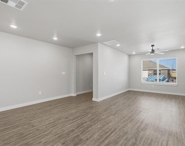 3035 Glennster Street - Photo Thumbnail 2