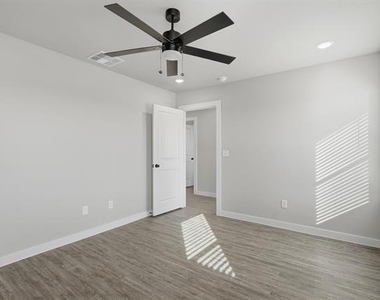 3035 Glennster Street - Photo Thumbnail 18