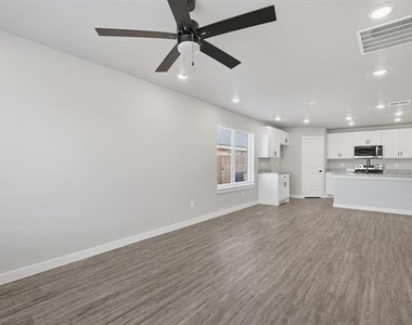 3035 Glennster Street - Photo Thumbnail 4