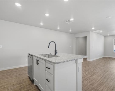 3035 Glennster Street - Photo Thumbnail 8