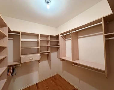 120 Stonecreek Drive - Photo Thumbnail 6