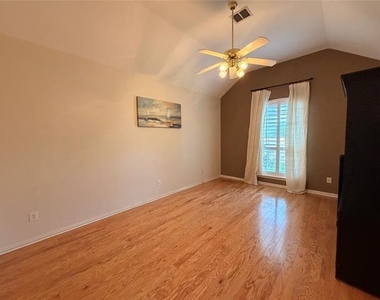 120 Stonecreek Drive - Photo Thumbnail 3