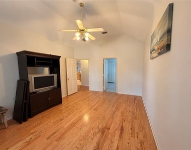120 Stonecreek Drive - Photo Thumbnail 4