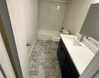 2211 S Vernon Avenue - Photo Thumbnail 4