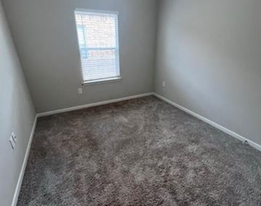 2716 Ginger Court - Photo Thumbnail 14