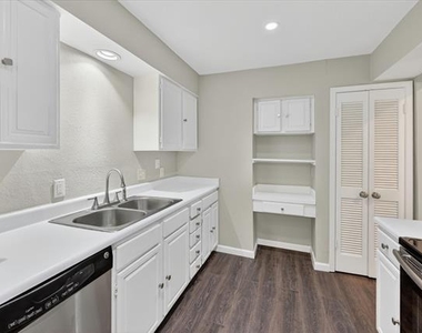 9809 Matchpoint Place - Photo Thumbnail 5