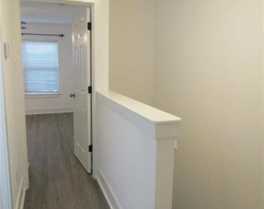 818 W Collins Street - Photo Thumbnail 10
