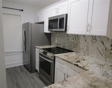 818 W Collins Street - Photo Thumbnail 18