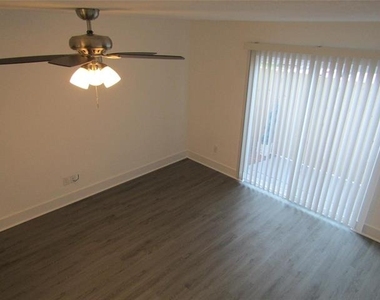 818 W Collins Street - Photo Thumbnail 16
