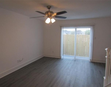 818 W Collins Street - Photo Thumbnail 4