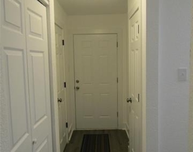 818 W Collins Street - Photo Thumbnail 17