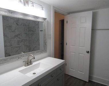 818 W Collins Street - Photo Thumbnail 14