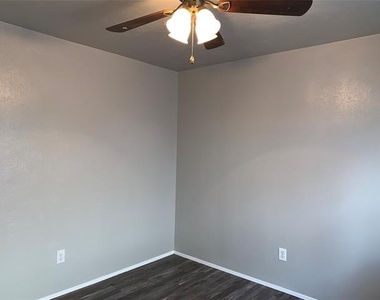 5260 Pruitt Drive - Photo Thumbnail 4