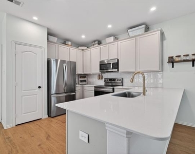 10008 Hanover Drive - Photo Thumbnail 9