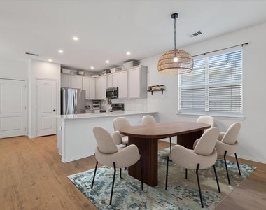 10008 Hanover Drive - Photo Thumbnail 7