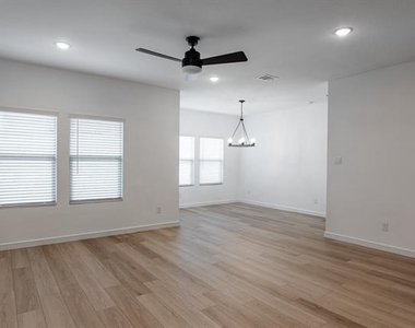 528 Brook View Drive - Photo Thumbnail 5