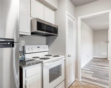 208 Wilshire Drive - Photo Thumbnail 4