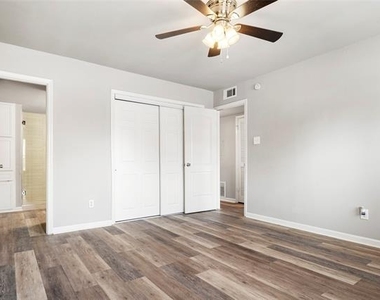 208 Wilshire Drive - Photo Thumbnail 9