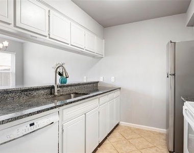 208 Wilshire Drive - Photo Thumbnail 5