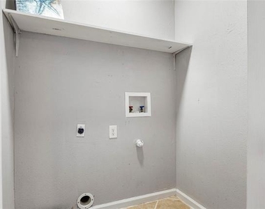 208 Wilshire Drive - Photo Thumbnail 15