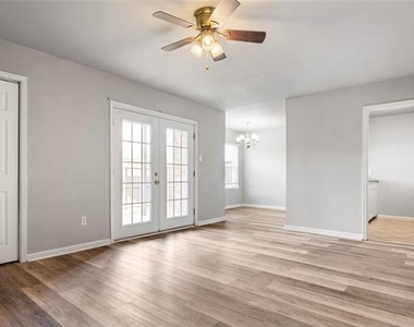 208 Wilshire Drive - Photo Thumbnail 2
