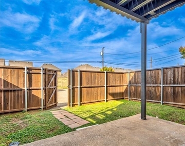 208 Wilshire Drive - Photo Thumbnail 16