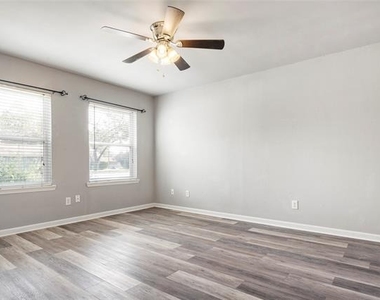 208 Wilshire Drive - Photo Thumbnail 8