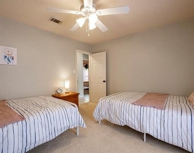 408 Heritage Trail - Photo Thumbnail 11