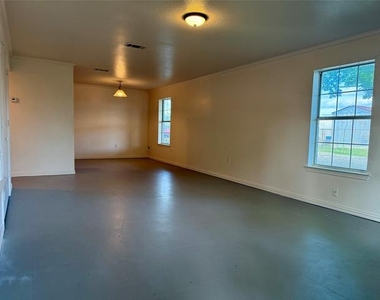 218 N 6th Street - Photo Thumbnail 2