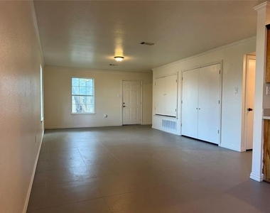 218 N 6th Street - Photo Thumbnail 3