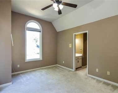 1113 Shady Oaks Circle - Photo Thumbnail 20