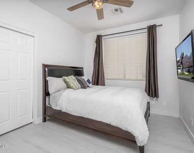 1036 E Susan Lane - Photo Thumbnail 15