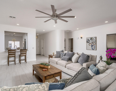 1036 E Susan Lane - Photo Thumbnail 3