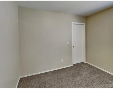 11821 W Laurel Lane - Photo Thumbnail 7