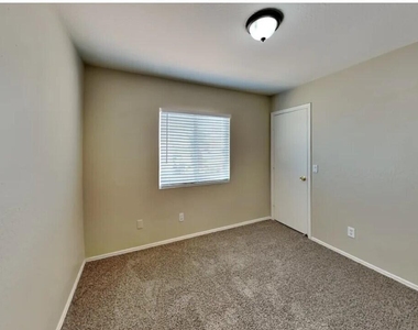11821 W Laurel Lane - Photo Thumbnail 10