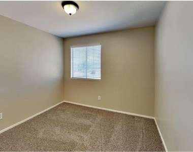 11821 W Laurel Lane - Photo Thumbnail 6