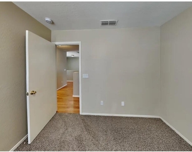 11821 W Laurel Lane - Photo Thumbnail 9