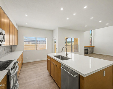 2084 N Sunset Drive - Photo Thumbnail 14