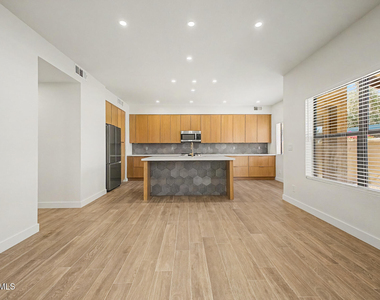 2084 N Sunset Drive - Photo Thumbnail 10