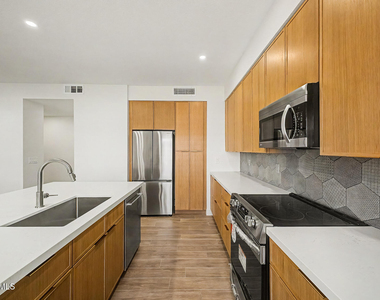 2084 N Sunset Drive - Photo Thumbnail 15