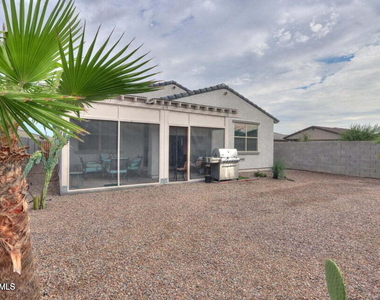 41575 W Saguaro Drive - Photo Thumbnail 16