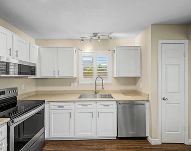 7733 W Pershing Avenue - Photo Thumbnail 10