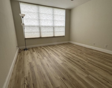 555 Oaks Lane - Photo Thumbnail 18