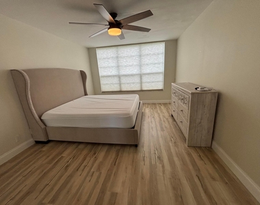 555 Oaks Lane - Photo Thumbnail 9