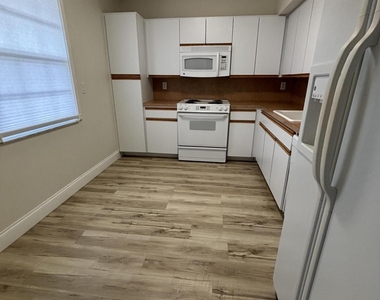 555 Oaks Lane - Photo Thumbnail 1