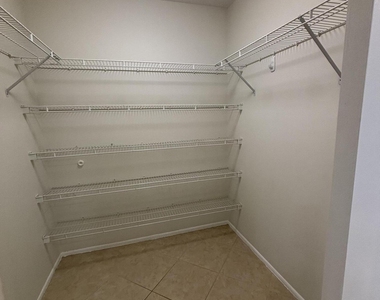 555 Oaks Lane - Photo Thumbnail 15