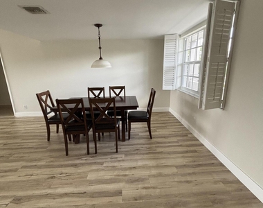 555 Oaks Lane - Photo Thumbnail 6