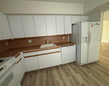555 Oaks Lane - Photo Thumbnail 2