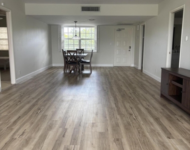 555 Oaks Lane - Photo Thumbnail 7