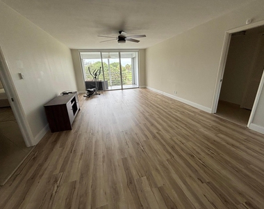 555 Oaks Lane - Photo Thumbnail 5